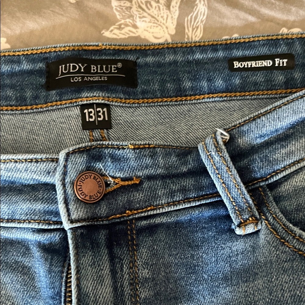 Judy Blue Classic Denim destroyed Boyfriend Jeans